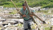 Bear Grylls starts building raft. Episode Dominican Republic.