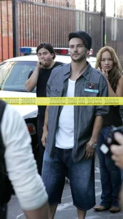 Der ebenso aufdringliche wie arrogante Cole (Kevin Federline) stört die CSIler am Tatort bei ihren Ermittlungen.