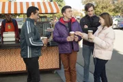 L-R: Luke (Corbin Bleu), Brad (Brock Ciarlelli), Aidan (Jackson White) und Sue Heck (Eden Sher)