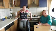 Petra und ihr Verlobter Sascha haben Geldprobleme..