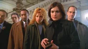 Zwei Männer wurden jeweils in ihren Autos niedergeschossen. Von links: Haben die Detectives Briscoe (Jerry Orbach), Munch (Richard Belzer), Green (Jesse L. Martin), Jefferies (Michelle Hurd), Benson (Mariska Hargitay) und Stabler (Christopher Meloni) den wahren Mörder gefunden?