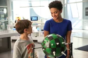 Während Ethan (Pierce Gagnon, l.) mit einzelnen Erinnerungsfetzen zu kämpfen hat, beginnt Lucy (Kiersey Clemons, r.) einige Dinge infrage zu stellen und eigene Entscheidungen zu treffen ...