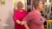 Mit dem Rücken Stretching Stick sollen die Haltung und Rückenschmerzen behoben werden. Cornelia und Heidrun und testen den Stab.