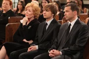 L-R: Evelyn Harper (Holland Taylor), Jake (Angus T. Jones) und Alan (Jon Cryer)