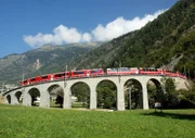 Bernina Express fährt über Brusio Viadukt.