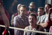 Victor Rodenko (Aleksandar Jovanovic, M.) verfolgt gebannt den knastinternen Boxkampf.