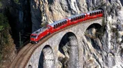 Der Bernina Express überquert den weltbekannten Landwasserviadukt. Eine Fahrt von den Gletschern zu den Palmen.