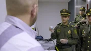 Sicherheitsbeamte durchsuchen das Gepäck von Verdächtigen Passagieren.