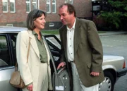 Kittler (Egon Hofmann r.) benimmt sich äußerst merkwürdig, doch Jutta Adler (Claudia Loerding l.) bemerkt nichts.