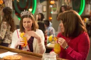 Sue Heck (Eden Sher) and mum Frankie Heck (Patricia Heaton) drinking and having fun in pub