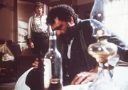 Charles (Michael Landon, l.) stellt Edwards (Victor French, r.) zur Rede, weil der betrunken einen Unfall verursacht hat, bei dem Charles' Sohn schwer verletzt wurde.