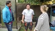 Trödelexperte Sükrü Pehlivan (li.) mit Karim (27) und Katrin (47)