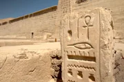 Auf dem Gelände des Totentempels von Ramses III. in Medinet Habu finden sich Spuren, die zu seinen Mördern führen könnten. Die Mauern sind über 3.000 Jahre alt.