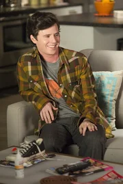 Axl (Charlie McDermott)