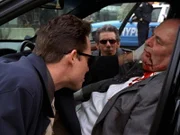 Det. Cassidy (Dean Winters, li.) und Det. Munch (Richard Belzer, mi.) suchen nach Spuren an dem ermordeten Richter Varella (Judy Frank, re.), die zum M^rder f¸hren...