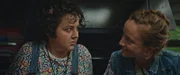 Marie-Josée (Salomé Diénis Meulien, l.) und Booby Mercury (Allison Chassagne, r.) sitzen in einem Food-Truck. Plötzlich wird der Wagen von einem Polizisten angehalten.
