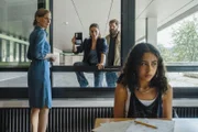 Von links: Lehrerin Renate Kraft (Katja Lechthaler), Ela Jenning (Cosima Henman), Konrad Behringer (Antoine Monot) und Jessie (Samirah Breuer). Ela und Behringer überraschen Renates Klasse.