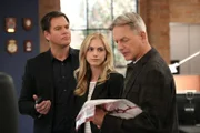 DiNozzo (Michael Weatherly, l.), Eleanor Bishop (Emily Wickersham, M.) und Gibbs (Mark Harmon, r.) haben keine Ahnung, wo die gefälschten "kugelsicheren" Westen herkommen, mit denen den Trägern in Wahrheit schlimme Verletzungen zugefügt werden können ...