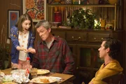 (v.l.n.r.) Sue (Eden Sher); Mike (Neil Flynn); Axl (Charlie McDermott)