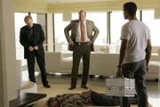 Horatio Caine (David Caruso, li.), Det. Frank Tripp (Rex Linn, Mi.) und Eric Delko (Adam Rodriguez) treffen am Tatort ein und stellen fest, dass es sich bei dem Opfer um Natalias Ex-Mann Nick Townsend (Rob Estes, lieg.) handelt.