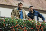 Behringer (Antoine Monot, l.) und Polizist Oscar (Oskar Keymer) schauen Ela nach, die während der Verfolgung von der Brücke in die Regnitz gesprungen ist.