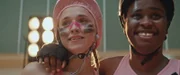 Die beiden Kapitäninnen der Mannschaft "Cannibal Licornes" Lola Bouvier und Acid Cyprine sind glücklich über ihr erfolgreiches Spiel, auch wenn sie gegen ihre Erzfeindinnen der Mannschaft "Black Weirdos" das Finale um einen Punkt verloren haben.