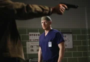 Gary Clark (Michael O'Neill, l.) will sich an Derek für den Tod seiner Frau rächen. Um ihn zu finden schreckt der Todesschütze vor nichts zurück. Wird Owen (Kevin McKidd, r.) sein nächsten Opfer sein?