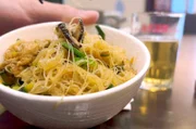 In Taipei, Taiwan, kocht Alan gebratene Reisnudeln mit Moschuskürbis.
