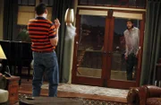 L-R: Alan (Jon Cryer) und Walden (Ashton Kutcher)