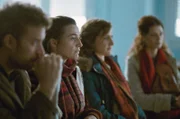 Yan (Jonas Bloquet), Marie (Nina Meurisse), Fanny (Antonia Buresi) und Chloé (Pauline Briand, v.l.) sind von den Nachrichten über den Schiffbruch erschüttert.