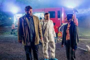 Von links: Behringer (Antoine Monot), Sebastian Loncar und Ela Jenning (Cosima Henman). Ela schildert Behringer den vermutlichen Tathergang.