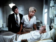 John-Boy Walton (Richard Thomas, r.) liegt schwer verwundet in einem Lazarett in Washington. Seine Eltern John (Ralph Waite, l.) und Olivia (Michael Learned, M.) besuchen ihn.