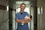 Bei einer Geburt müssen Mütter und ihre kleinen Babys Unglaubliches leisten. "PUR+"-Moderator Eric Mayer durfte auf einer Geburtenstation das Wunder einer Geburt miterleben.