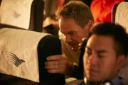REENACTMENT - Kurz vor dem Absturz des Garuda-Fluges 200 beugt sich Michael Hatton (gespielt von Thom Vernon) nach vorne in die Strebenposition
