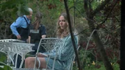 Charlotte (Cheyenne Pahde) steht unter Schock. Sie hat ihren Cousin Valentin ermordet in der heimischen Villa gefunden.