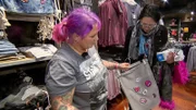 Tanja (l.) mit Shoppingbegleitung Nadine