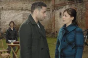 Jannick (Mike Adler, M.) besucht Max (Miles Lawson, l.) und wird von Julia (Janina Flieger, r.) überrascht.