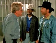 Woodrow Wilton (Leo Burmester, li.) ist wegen Mordes zum Tode verurteilt worden. Walker (Chuck Norris, re.) und Trivette (Clarence Gilyard, mi.) glauben, da? er den wahren M^rder kennt und deckt, weil er bedroht wird.