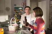 L-R: Brad Bottig (Brock Ciarlelli) und Sue Heck (Eden Sher)