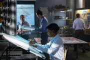Ein Ermittler analysiert die technischen Daten des Continental Airlines Fluges 1404.