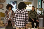 Lorraine Toussaint als Viola "ViâÄ Marsette und Queen Latifah als Robyn McCall
