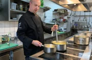 Küchenchef Sven Jahn probiert sich an einem Klassiker der Berliner Küche: Königsberger Klopse.