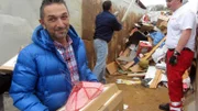 Trödelprofi Mauro Corradino (li.) packt selbst mit an