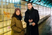 Lilly Funke (Tatjana Kästel) und Jonas Fischer (Lukas Piloty) gehen den Hinweisen einer Schnitzeljagd nach, die von der Ermordeten organisiert worden war.
