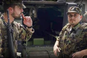 Rapper EAZ muss sich in der Welt des Militärs zurechtfinden.