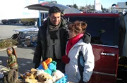 Trödelprofi Sükrü unterstützt Luise beim Verkauf der alten Sachen auf dem Flohmarkt.