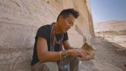Albert Lin hält einige Shasu-Töpferwaren.