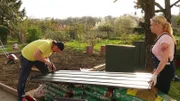 Das rosa Traumpaar Enikö und Wendelin errichtet ein neues Hochbeet.