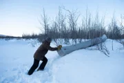 Johnny Rolfe bewegt sein Aluminiumkanu während des Winters. (National Geographic/Jensen Walker)