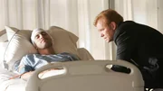 Horatio (David Caruso, r.) hat den angeschossenen Eric (Adam Rodriguez) in Windeseile ins Krankenhaus gebracht und weicht nicht von dessen Seite, w&auml;hrend die &Auml;rzte um Erics Leben k&auml;mpfen.